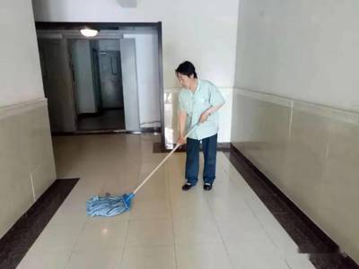 亞泰梧桐公館7月服務(wù)品質(zhì)提升月播報 以汗水洗滌園區(qū)，用匠心守護(hù)家園——地面清洗紀(jì)實(shí)